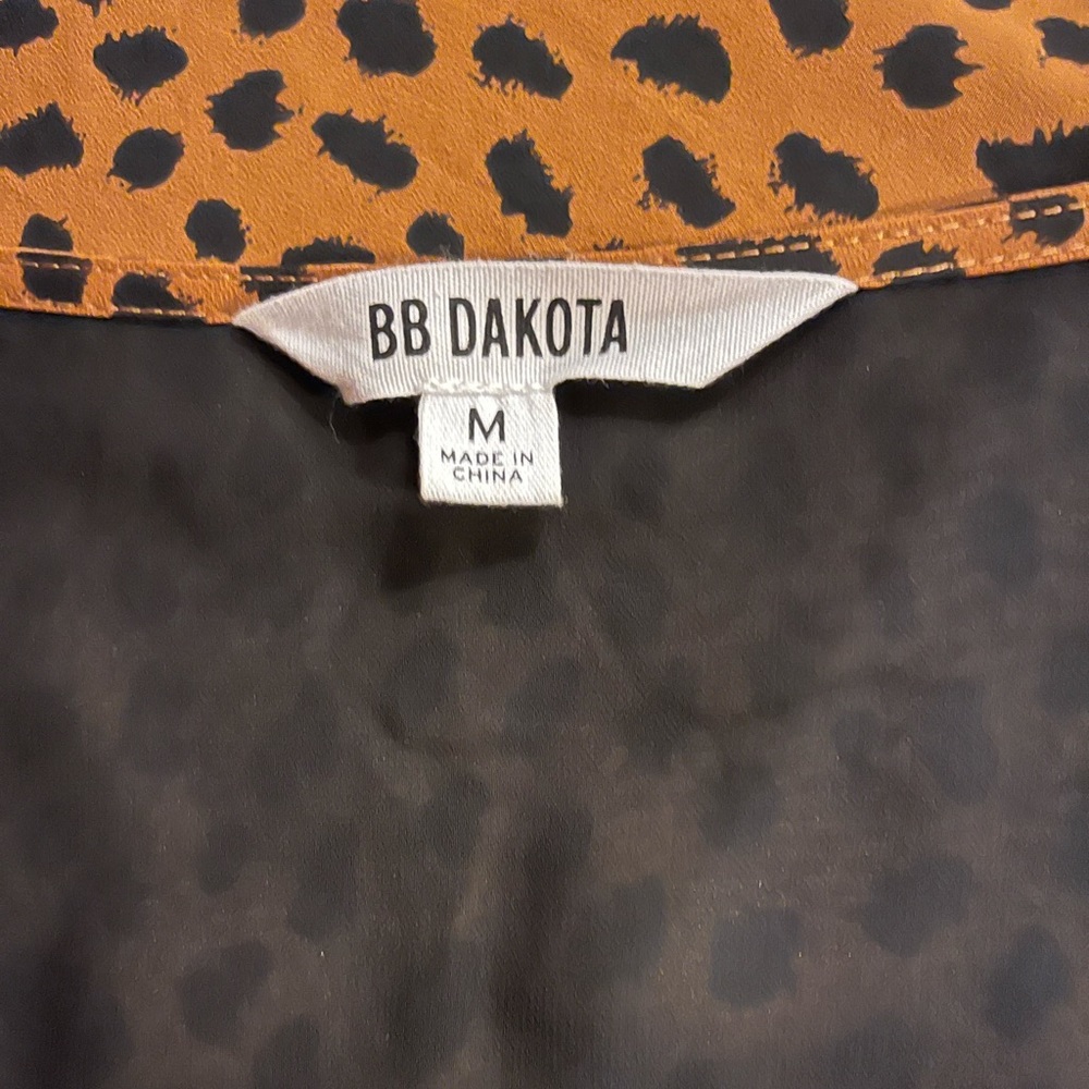 BB Dakota Wrap Leopard Print Vneck Dress. Short Sleeves. Perfect condition. Sz M - Picture 7 of 8